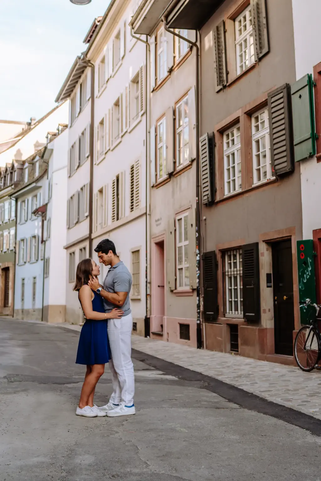 Paar umarmt sich in einer historischen Gasse der Basler Altstadt