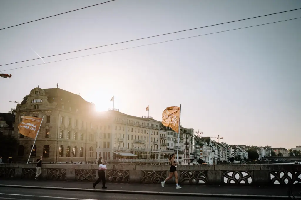 Mittlere Brücke in Basel mit Straßenbahn im warmen Abendlicht