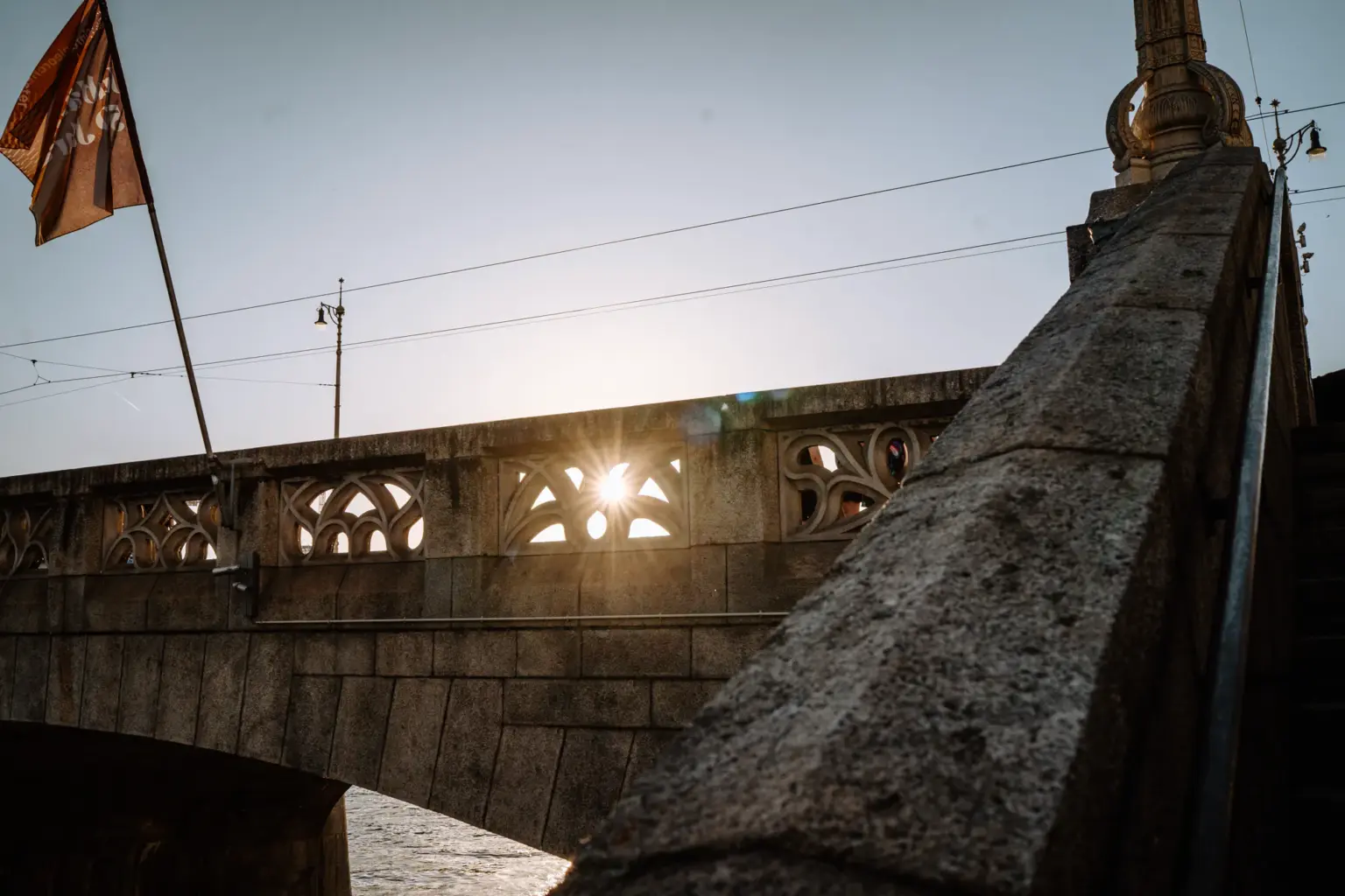 Sonnenlicht scheint durch die Bögen der Mittleren Brücke in Basel