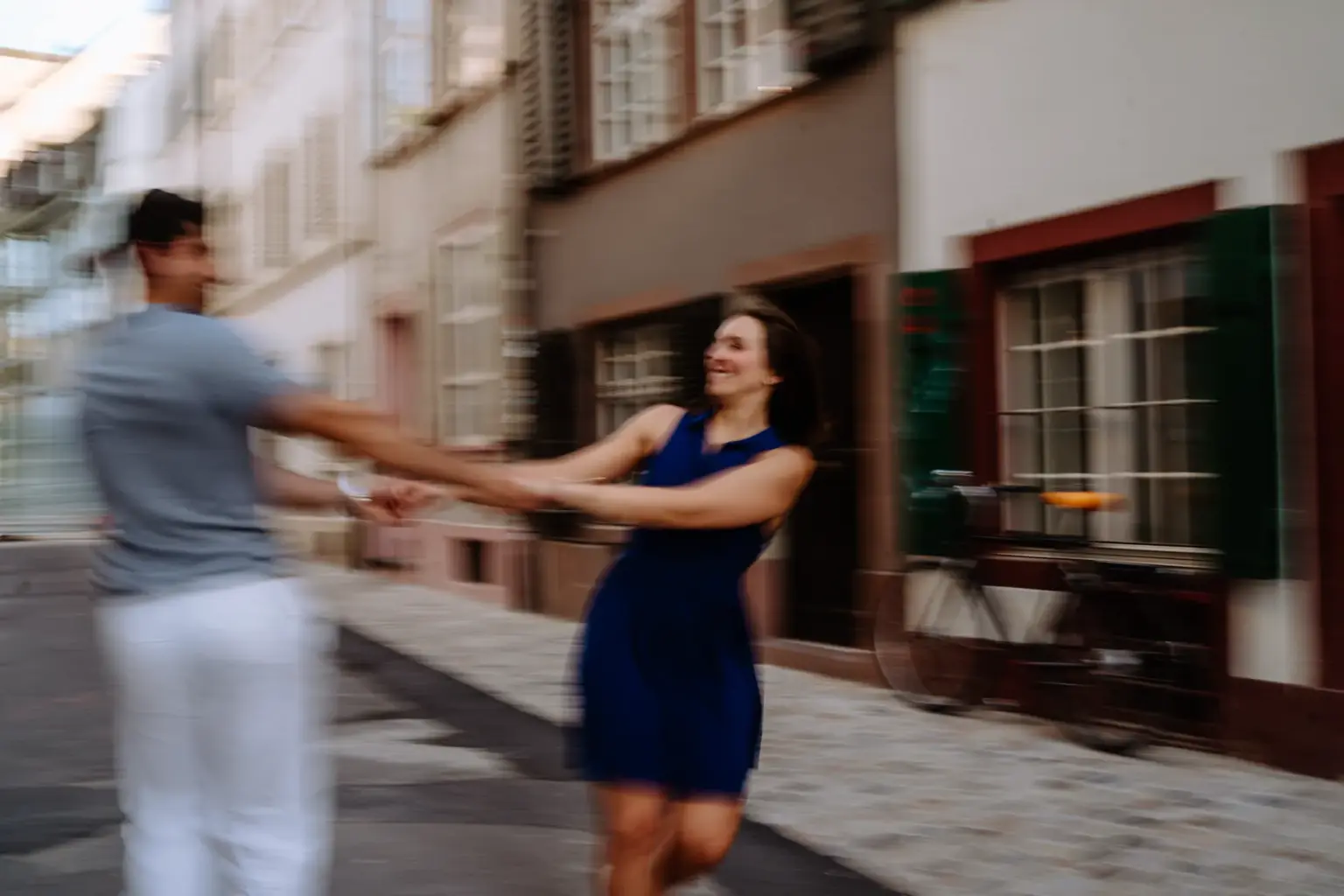 Paar dreht sich tanzend in einer Gasse der Basler Altstadt