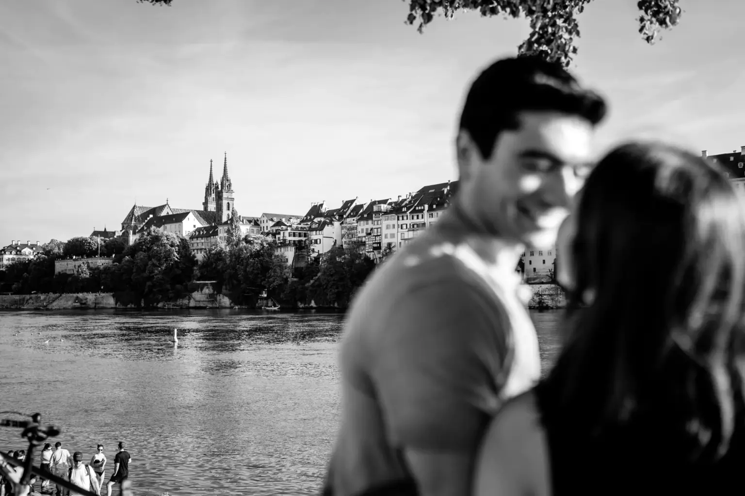 Paar in Schwarz-Weiß vor dem Rhein und dem Basler Münster