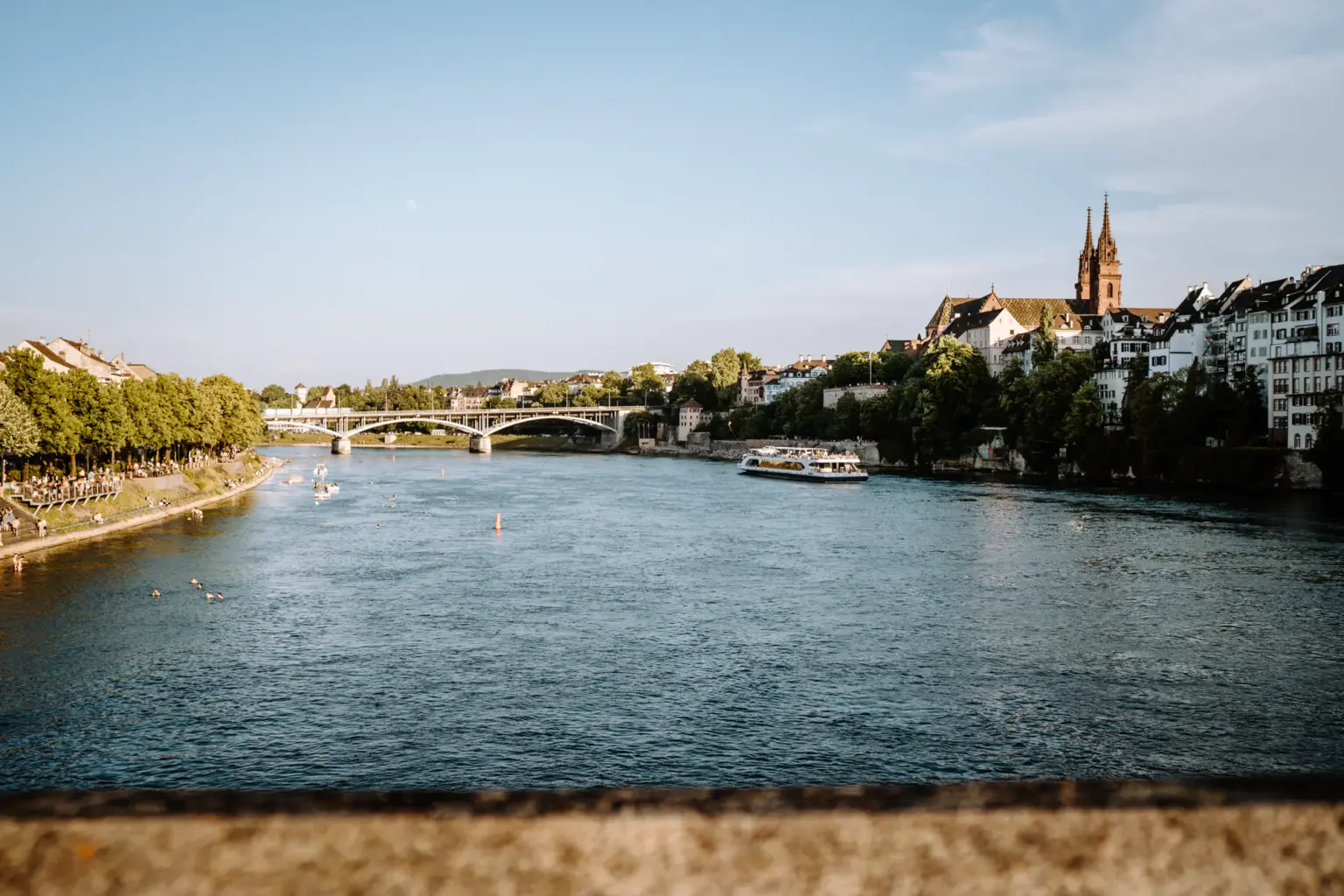 Weiter Blick über den Rhein auf die Basler Altstadt und das Münster